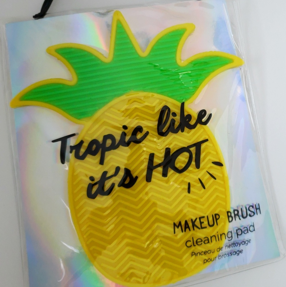 Makeup brush cleaning pad